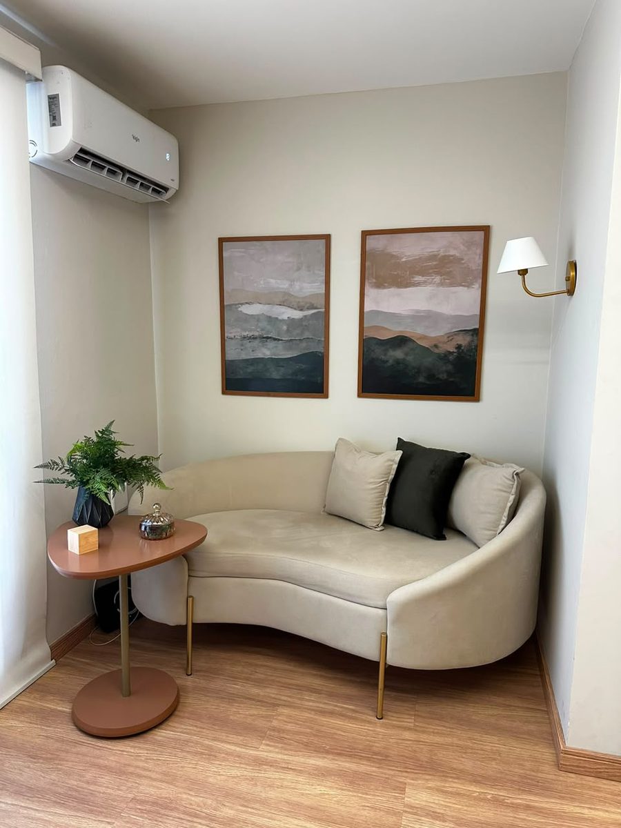 Sofá e quadros na sala de atendimento